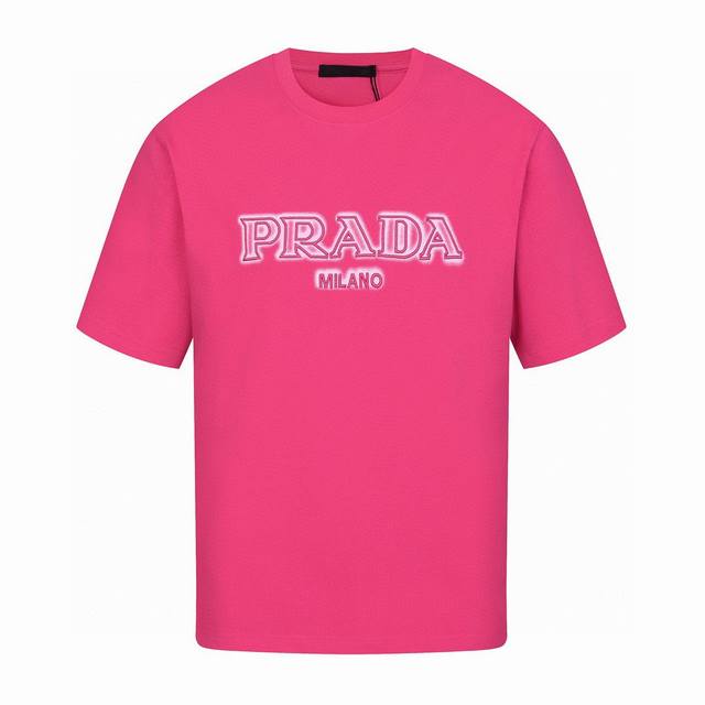 普拉达 Prada 夏季新款 泼墨刺绣字母圆领短袖T恤，后幅倒三角印花设计，双层工艺立体感满满.经典品牌字母直击主题.高级时尚.后背经典倒三角图形.打造出Log