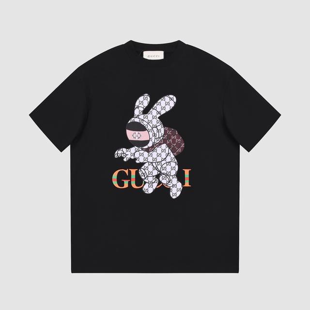 8811# Gu兔子印花，Gucci古驰2025春夏最新短袖！！ 专柜最新款！ 官网上新！！ 专柜同步高品质高版本 超级标志性彩色品牌Logo印花图案 搭配运动