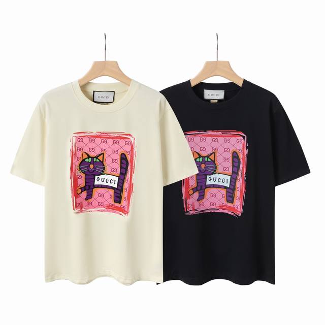 8805# 古驰 Gu猫咪印花，Gucci古驰2025春夏最新短袖！！ 专柜最新款！ 官网上新！！ 专柜同步高品质高版本 超级标志性彩色品牌Logo印花图案 搭