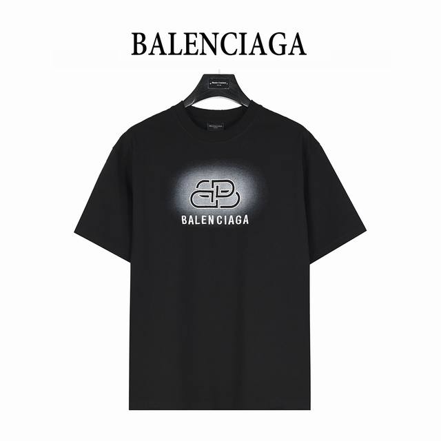 Balenciaga 巴黎世家 25Ss 锁扣字母刺绣及喷墨破洞短袖T恤 复古味十足 整体设计简洁时尚 十分大气干净 采用280G纯棉面料打造 上身柔软舒适 细