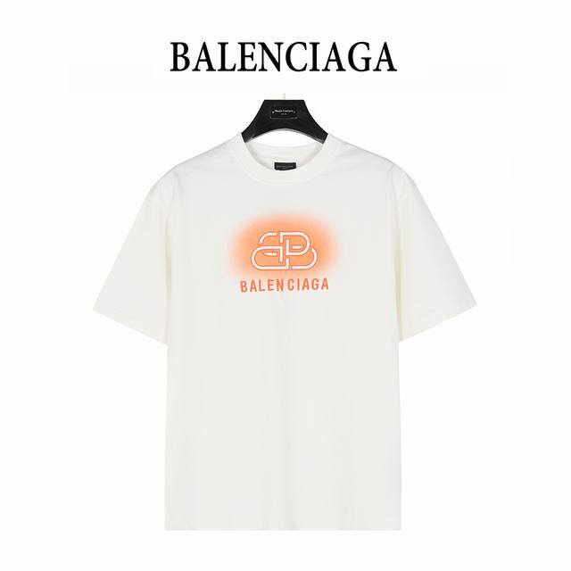 Balenciaga 巴黎世家 25Ss 锁扣字母刺绣及喷墨破洞短袖T恤 复古味十足 整体设计简洁时尚 十分大气干净 采用280G纯棉面料打造 上身柔软舒适 细