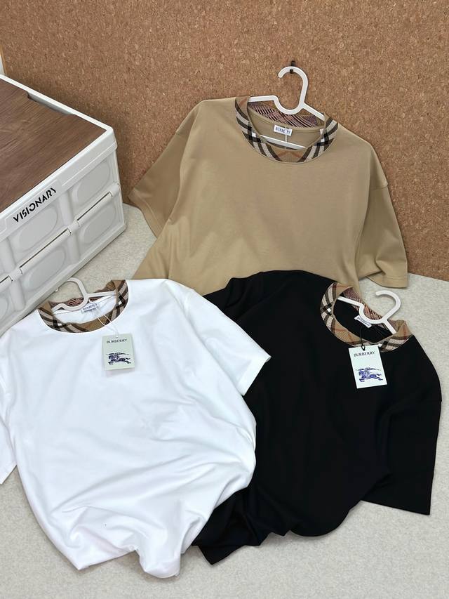 Burberry 巴宝莉 战马格纹纯棉短袖T恤 25年新品 专柜官网同步在售！三色： 黑色 粉笔白 浅卡其 完全对版用料 1个月开发 从纱线到染色 百分百一致。