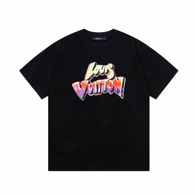 6655# Louis Vuitton 路易威登 渐变涂鸦字母印花 大Logo标识精致升级，灵感源自八十年代复古 原版2 克面料 官方同款 短袖T恤 同缸染面料
