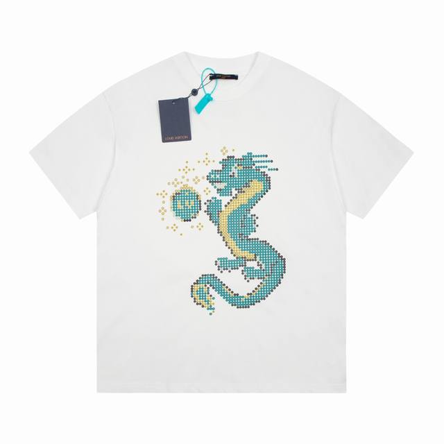 6653# 高品质 Louis Vuitton 路易威登 龙年限定图案短袖T恤 三标齐全 采用高克重克重纯棉面料！手感非常舒服 Os落肩版型，时尚又个性，超级百