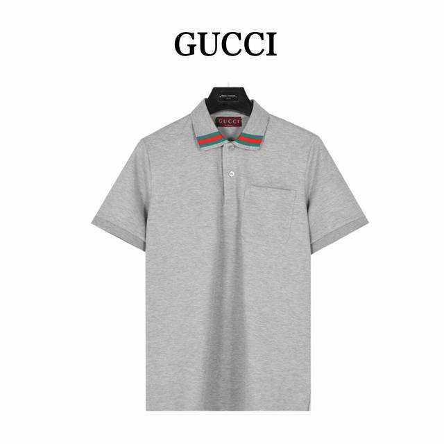 Gucci 古驰 25Ss 领口拼接撞色短袖Polo衫 原版品质，欢迎对比 。品牌经典图案巧妙糅合纹理与缀饰细节，为2025早春系列的成衣设计增添色彩。Gucc