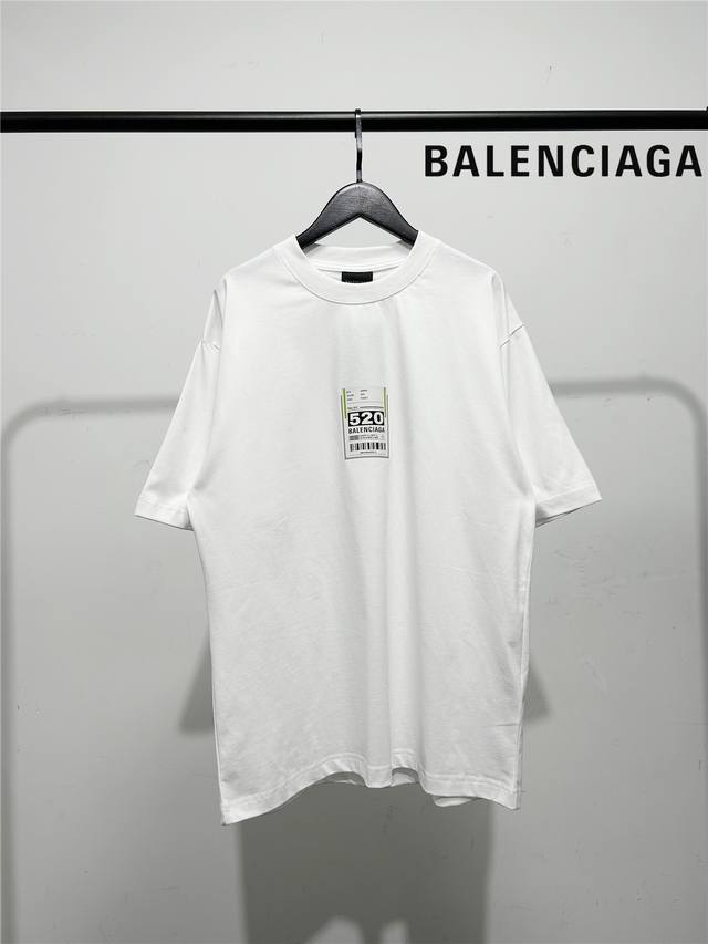 高版本，质量很好！巴黎世家 Balenciaga男女同款520徽章字母短袖T恤！徽章印花！此款尺码偏大，最小Xs穿到145斤左右！最大穿到215斤左右！ 图案采