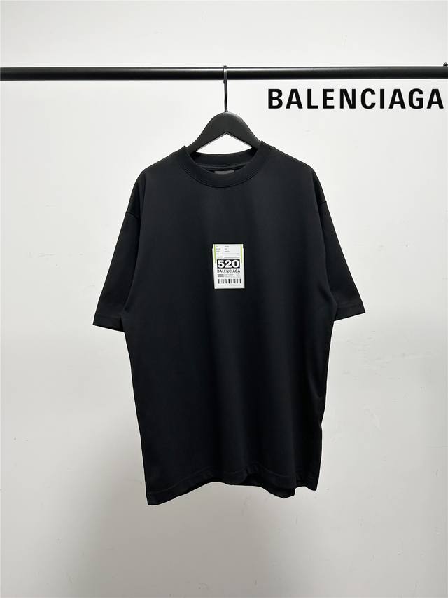 高版本，质量很好！巴黎世家 Balenciaga男女同款520徽章字母短袖T恤！徽章印花！此款尺码偏大，最小Xs穿到145斤左右！最大穿到215斤左右！ 图案采