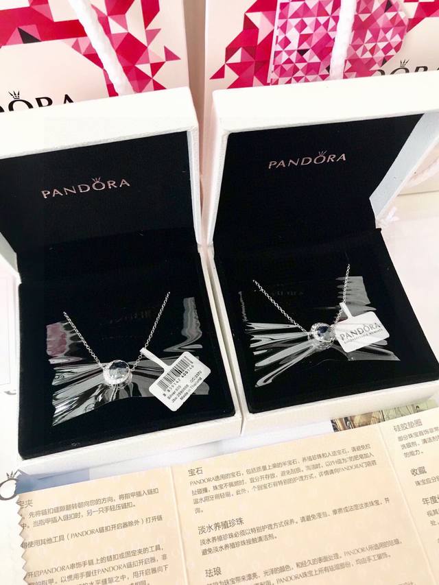 潘多拉Pandora原单明月夜空项链 可扫官网 超闪亮的一款，深邃的蓝色钻石，外面一圈钻石镶嵌的月亮图案，超级神秘！北极光石闪耀美丽的七彩光芒，闪石镶成新月的形