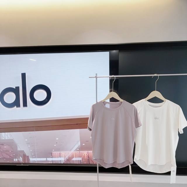 Alo Yoga 瑜伽服短袖T恤女网纱拼接透气运动上衣凉感防晒健身上衣 采用亲肤高弹面料制成的短袖T恤，排汗强 弹性大，速干效果非常好，舒适、光滑、亲肤 ！ 后