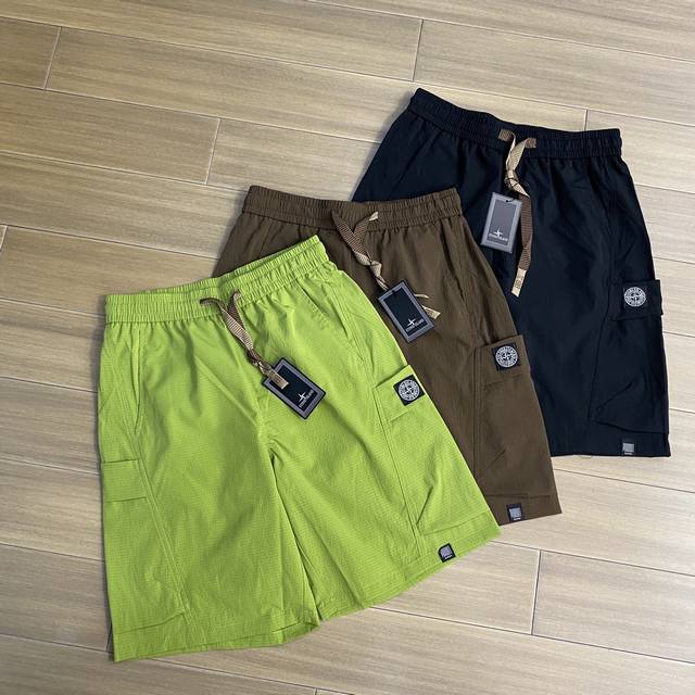Stone Island 石头岛工装徽标短裤 采用高品原版高端专用面料 面料当季必备 秋冬都能穿 工装宽松锥形版型的设计 机能户外风格 立体感十足 上身舒服 非