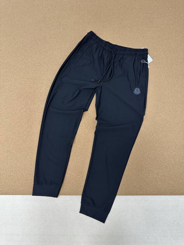 Moncler蒙口 夏季新款男士登山运动速干透气吸湿舒适Logo图案印花纯色都市简约束脚速干裤长裤 颜色：黑色 尺码：L-4Xl 蒙口Moncler的品质，藏在