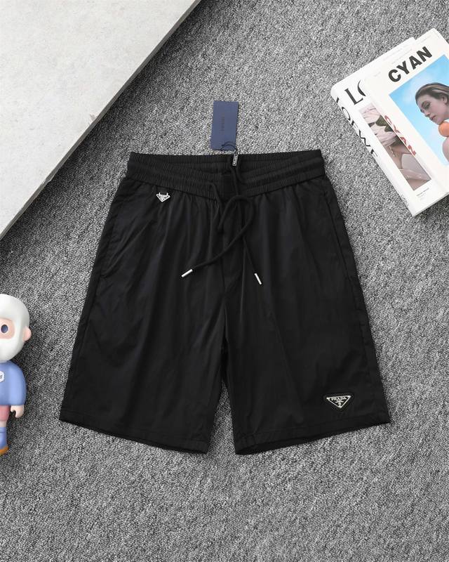 Prada 普拉达经典三角标红标机能风口袋短裤五分裤 Prada 官网一致款式 爆款 面料：三防尼龙速干面料 工艺：松紧条绳拼接经典三角铁标 配套：三标齐全 定