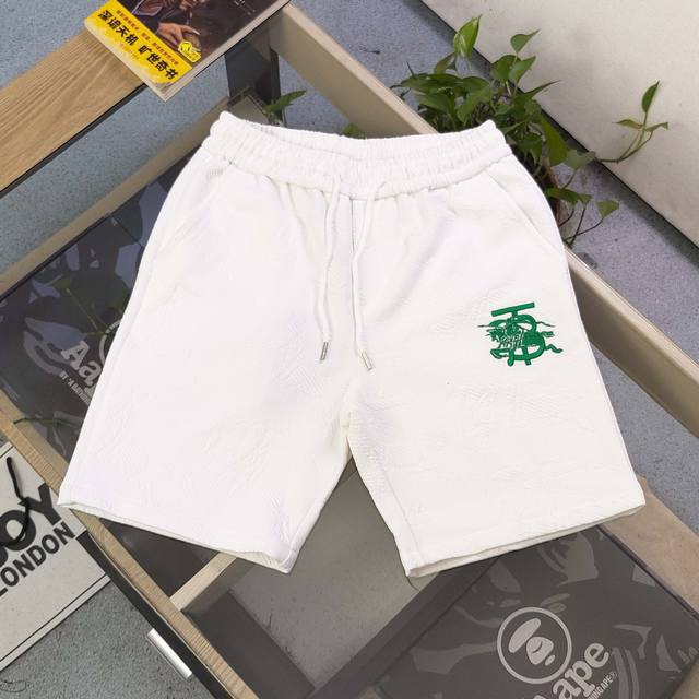 2025新款Burberry巴宝莉刺绣Tb战马Logo整版Tb提花休闲情侣针织短裤五分裤，时尚与经典的完美融合，百搭不挑人，轻松适配各种风格。精致标志，色彩点缀