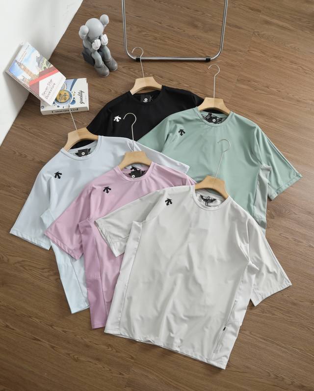 品牌：迪桑特 Descente 尺码：S-M-L-Xl-Xxl 颜色：黑色-白色-卡其-粉色-绿色 类型：男女情侣款户外速干透气速干T恤 材质：运动户外速干透气