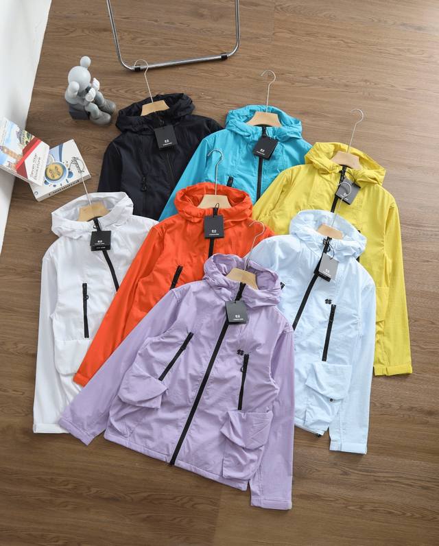 品牌：可隆 Kolon Sport 尺码：S-M-L-Xl-Xxl 颜色：黑色-白色-深蓝色-黄色-橘红色-紫色-以太蓝 类型：轻量户外运动冰丝透气防晒服 材质