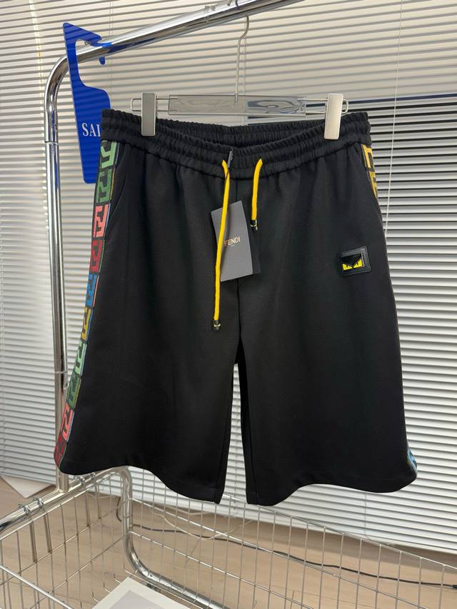 品名：Fendi 芬迪 -25Ss 夏新款渐变色织带 小怪兽徽章 休闲宽松阔腿抽绳松紧短裤 款式：宽松 颜色： 图片色 尺码M-L-Xl 腰围 臀围 裤长 M