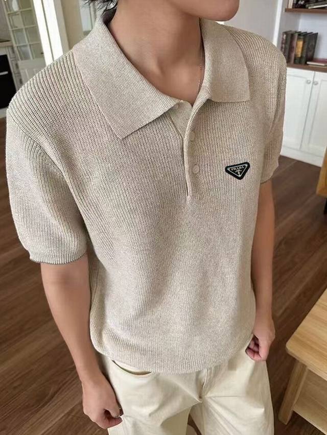 Prada 2025Fw 新贵高奢夏季棉麻花纱Polo短袖针织衫 老钱风味儿十足的一款Polo衫 松弛感拉满 为什么这种Polo衫一穿上 不是给你一种商务的感觉
