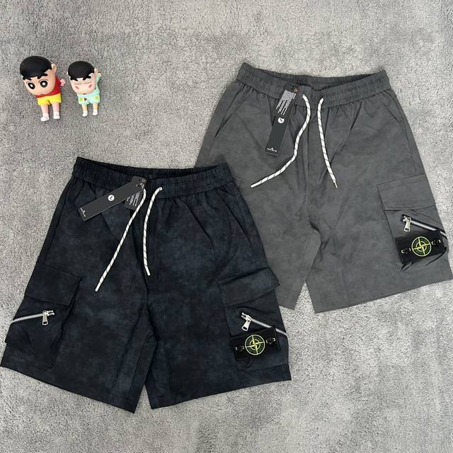 新款工装百搭户外迷彩侧拉链冰丝短裤实拍图！ Stone Island 石头岛工装迷彩侧拉链冰丝短裤 实拍图！ 面料采用高品质防风防水放紫外线 机能拉链设计户外感