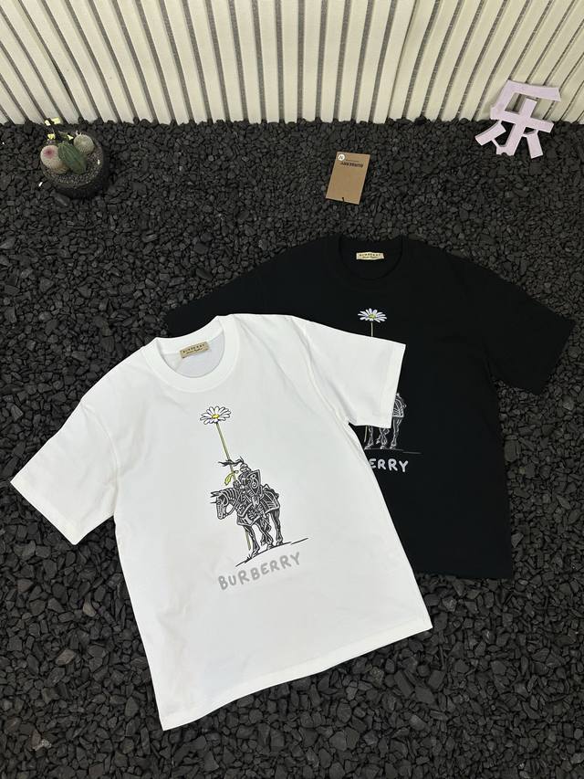 Burberry巴宝莉 夏季新款胸前铠甲骑士印花时尚个性高街通勤运动纯棉圆领套头短袖T恤 男女同款 颜色：黑色 白色 尺码：S-Xl 巴宝莉印花T恤强势登场！胸