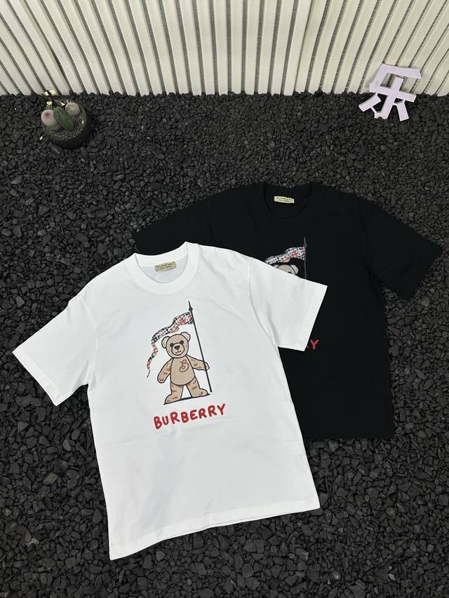 Burberry巴宝莉 夏季新款纯棉通勤时尚高街个性舒适胸前铠甲骑士印花圆领套头短袖T恤 男女同款 颜色：黑色 白色 尺码：S-Xl 巴宝莉印花T恤强势登场！胸