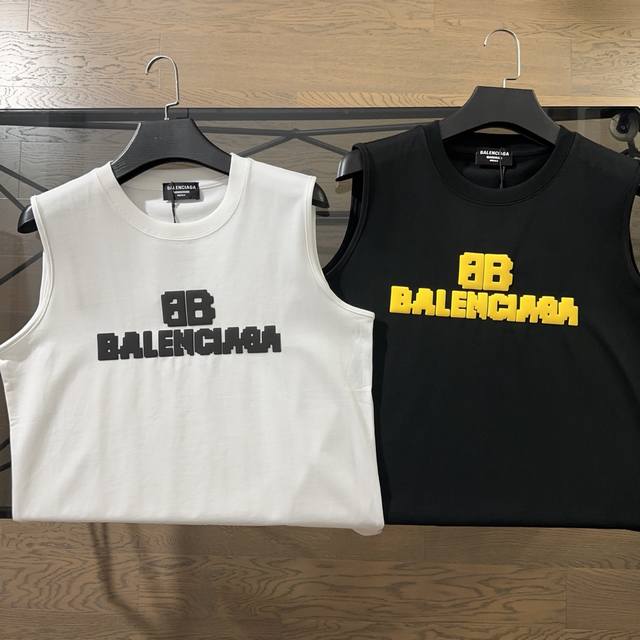 巴黎世家Balenciaga2025夏季新款发泡字母Logo无袖背心短袖 胸前采用大Logo刺绣设计字母背心设计短袖无袖设计，搭配后背大Logo设计，简约时尚，