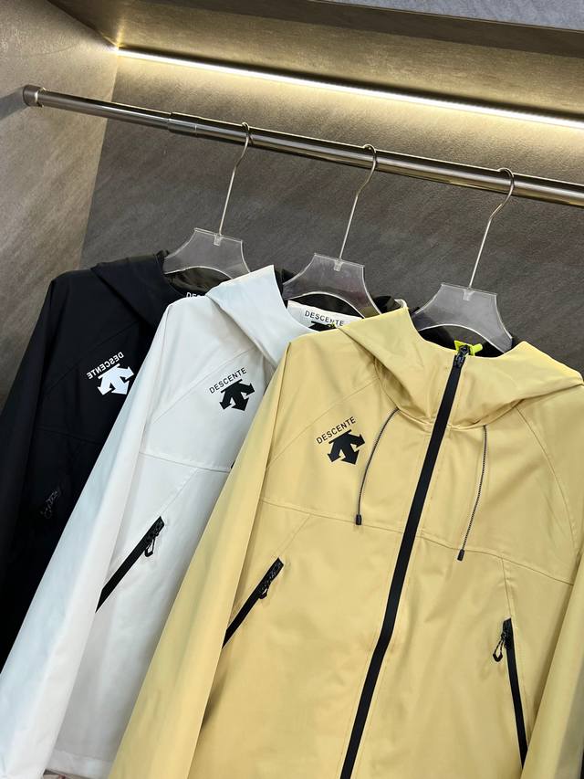 Tex-防水技术,双夹层原标吊牌,主推款迪桑特 男士冲锋衣外套 限定款！毋庸置疑，重磅新款， 市面绝无仅有的独家定制版 给你们一个超级震撼的价格P 整衣采用最新