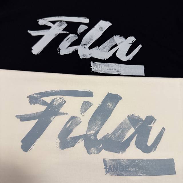 Fila Fusion 25夏新款情侣短袖 Fila Fusion 2025夏日新款针织短袖衫，简直是近期挖到的宝藏！ 作为斐乐旗下的潮牌支线，它将运动活力与潮