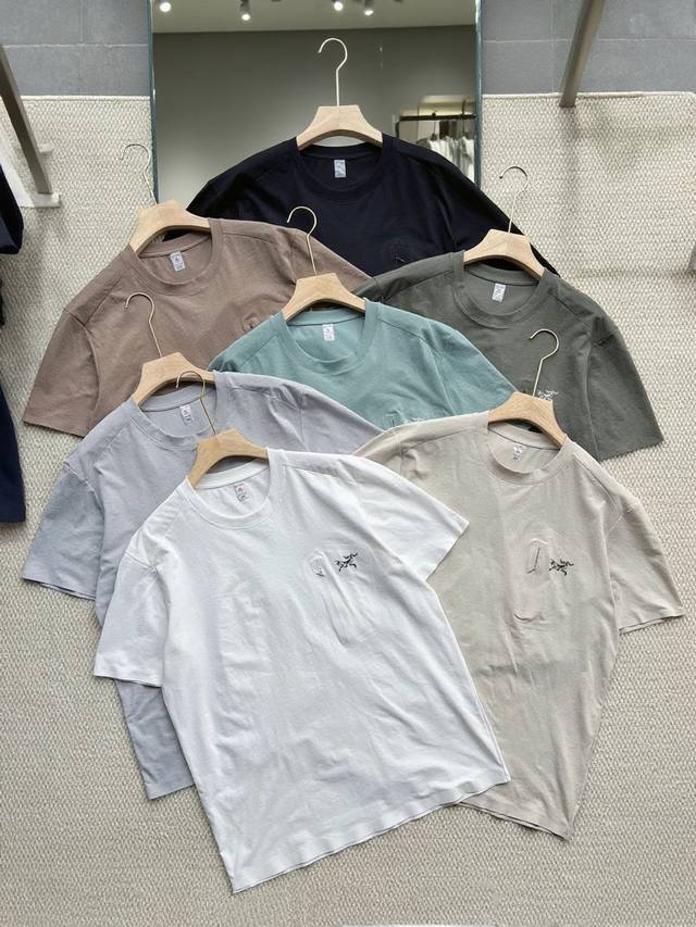 户外始祖鸟压胶口袋工艺 户外风满满 原版面料 自带驱蚊苹果驱蚊香 M-4Xl 卖点]:立体剪裁，面料弹性柔软，自然舒适，经典简约利落，适合多场合舒适穿着。接触凉