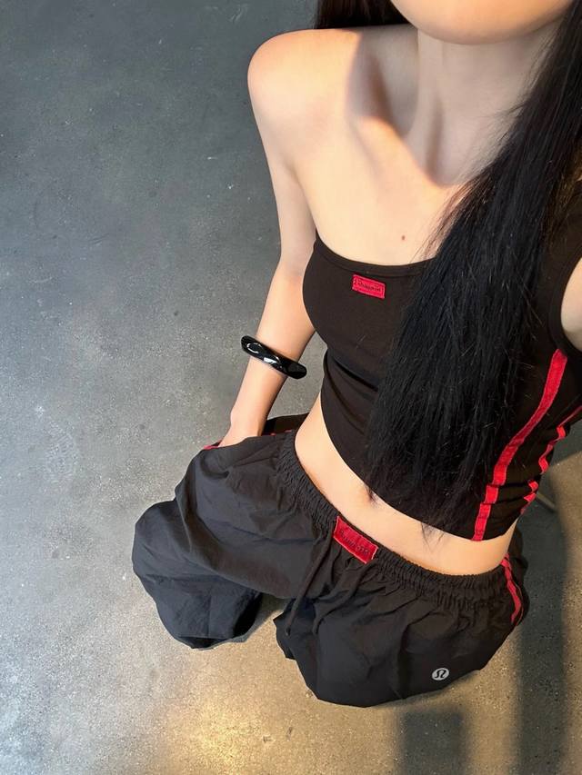 露露Lululemon 挖到宝啦！Lululemon 复古神裤太绝啦 宝子们今天必须给大家安利 Lululemon 家的复古撞色条纹速干运动工装阔腿伞兵裤，简直
