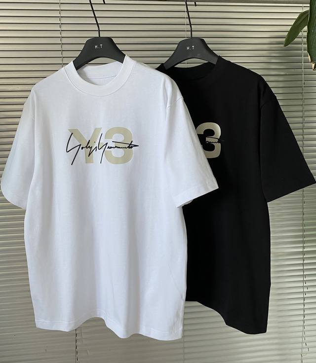 Y-3字母Logo简约男女同款短袖 Y3字母Logo+立体硅胶签名贴肤舒适，耐看又好穿，经典简约Logo设计，原厂工艺一丝不苟，型男必备单品短袖不在千篇一律的大