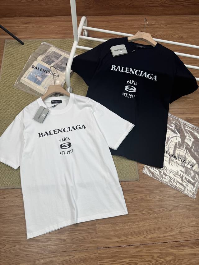 2025新款Balenciaga巴黎世家情侣短袖Tee男女同款 超高版本 经典图案设计朋克不羁！！面料由品牌面料商直接供应 ，这个印花很稳固的不会开裂，男女同款