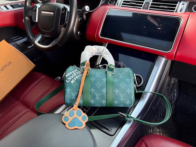 Louis Vuitton KeepallbandoulièRe 25 手袋 M12684路易威登 Lv专柜最新款雾霾绿色水桶包枕头边。顶级品质，配专柜折叠礼盒