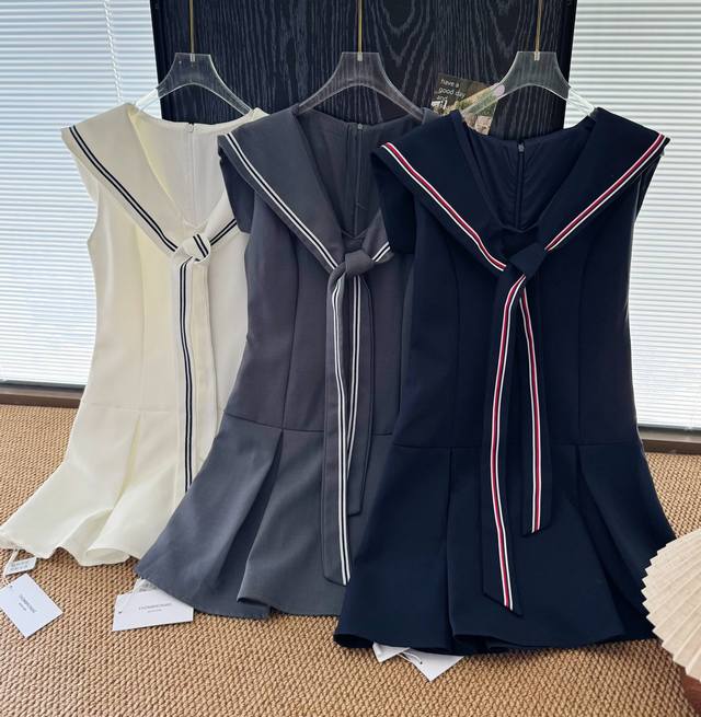 品名：Tb 气质学院海军风假两件连衣裙 尺码：S.M 颜色：白色 灰色 藏青色 这条连衣裙简简单单，水手领海军风元素，甜美减龄的同时依然展现了独有的富家千金气质