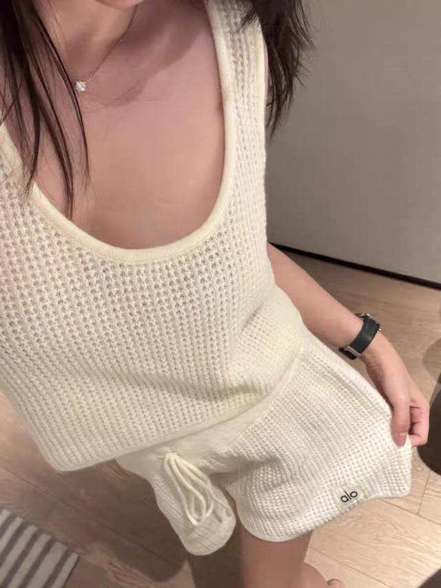 Alo吊带背心女夏季新款华夫格针织套装运动健身美背心上衣 颜色：黑色 米白 咖啡色 花灰 蓝色 码数： S M L 价格P： 款号：604 上衣背心