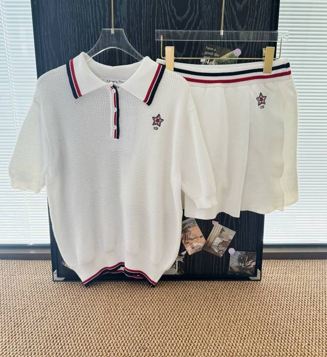 品名：Dio* Dr五角星刺绣Polo短袖网球套装裙 尺码：M.L 颜色：白色 白月光套装系列，又是Easy Fitting系列！元气感而且很清纯，一套用了两种