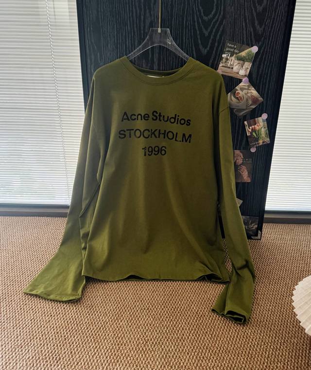 品名：Acn* Studios新款做旧字母丝薄长袖T恤 尺码：M.L 颜色：牛油果绿 手感是非常丝滑冰凉的，面料韧性很大，巨透气又有层次感，薄薄的长T连夏天穿也