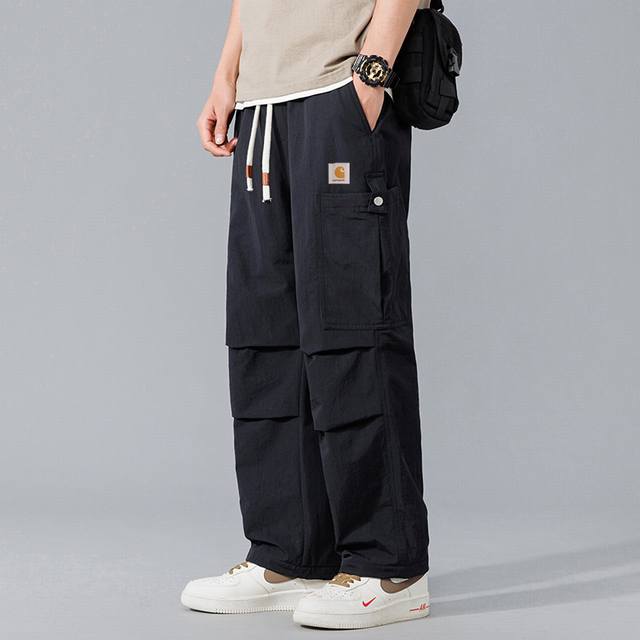 年现货Carhartt 卡哈特重磅工装裤双膝伐木工裤，面料采用棉布水洗面料防撕拉,结实耐穿。这种坚韧的棉布经过漂洗可增加舒适度,同时又不影响其耐用性。增加了实用