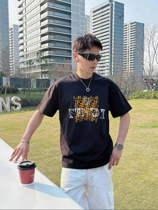 款号：G2886 Fendi 芬迪 25Ss 大师亲手设计潮牌新品印花圆领短袖T恤 春夏最新砖柜同步 Os落肩版型 - 260G双纱纯棉顶级面料 手感柔软 百分