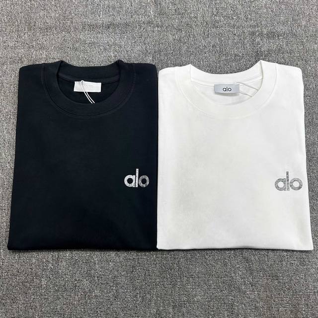 款号：G2881 美国洛杉矶Alo25Ss新款 胸前小雷瑟 爆裂线宽松圆领短袖T恤 采用32支280克双纱重磅纯棉面料 耐洗耐穿不易变形！！ 颜色：黑色 白色