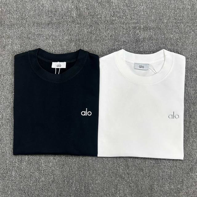 款号：G2879 美国洛杉矶Alo25Ss新款 胸前高频小Logo宽松圆领短袖T恤 采用32支280克双纱重磅纯棉面料 耐洗耐穿不易变形！！ 颜色：黑色 白色