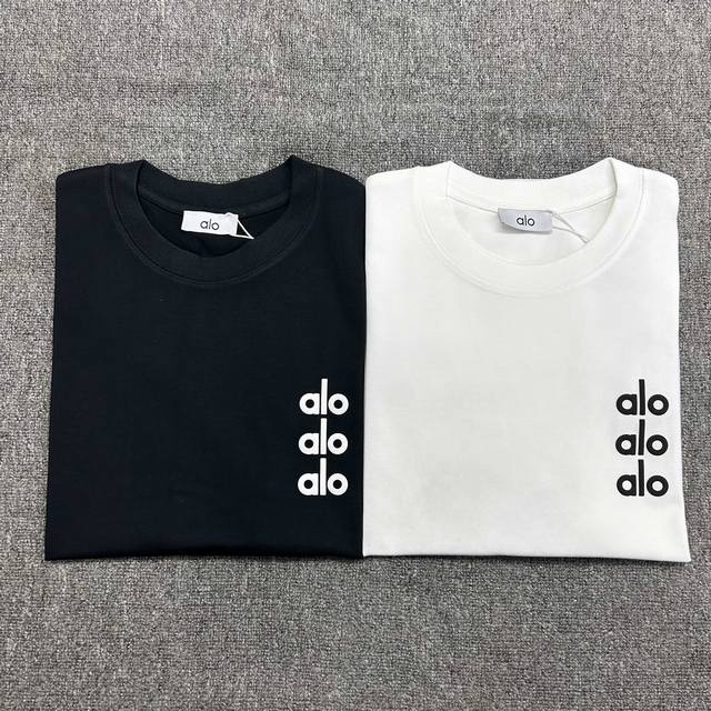 款号：G2878 美国洛杉矶Alo25Ss新款 厚板硅胶三联Logo宽松圆领短袖T恤 采用32支280克双纱重磅纯棉面料 耐洗耐穿不易变形！！ 颜色：黑色 白色