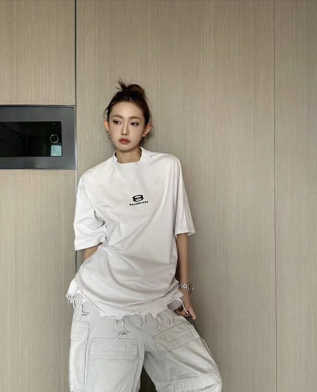 巴黎世家Balenciaga 新款短袖T恤 280G双纱纯棉面料 胸前刺绣Logo 下摆破坏做旧撕裂工艺 宽松版型 男女同款 颜色:黑色 白色 码数: Xs S