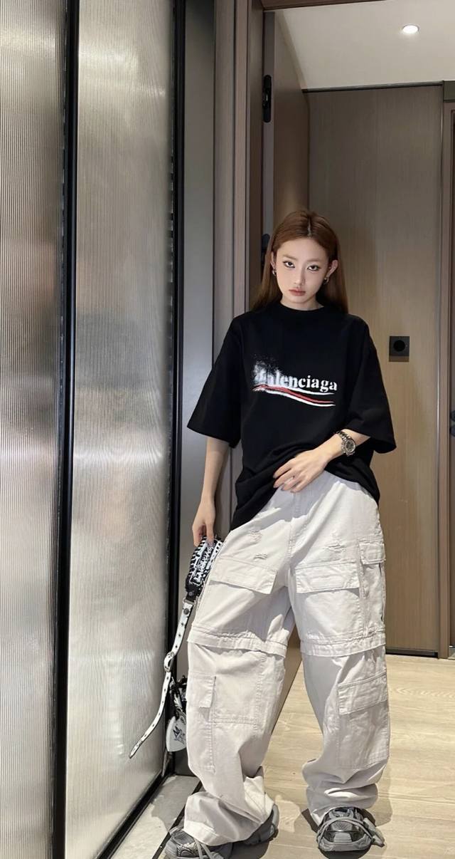 Balenciaga 巴黎世家 Ss24 字母印花圆领宽松套头短袖T恤 宽松版型 男女同款 颜色: 黑色 白色 码数: Xs S M L 款号: 2436#