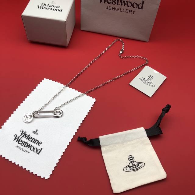 Vivienne Westwood西太后项链顶级最高版本』重磅来袭通过关系搞到一批海关扣押的西太后项链 全球最火的款式之一 可以承载岁月的经典之作 永不过时 独