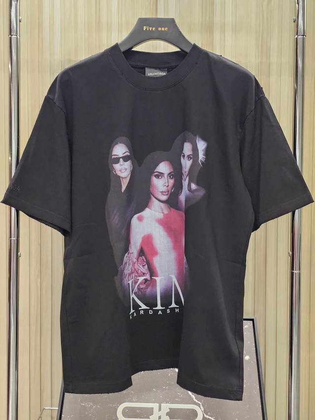 Balenciaga 巴黎世家 Ss25 品牌大使Fanclub 系列 字母印花图案短袖T恤 宽松版型 颜色: 黑色 码数: Xs S M L 款号:D034#