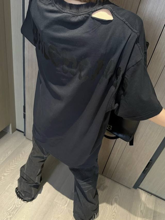 Balenciaga巴黎世家 后幅字母印花圆领短袖T恤 开始版型 颜色: 黑色 白色 码数: Xs S M L 款号: D031#
