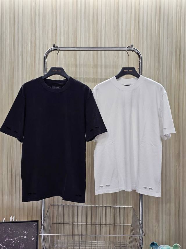 Balenciaga巴黎世家 后幅字母印花圆领短袖T恤 开始版型 颜色: 黑色 白色 码数: Xs S M L 款号: D031#