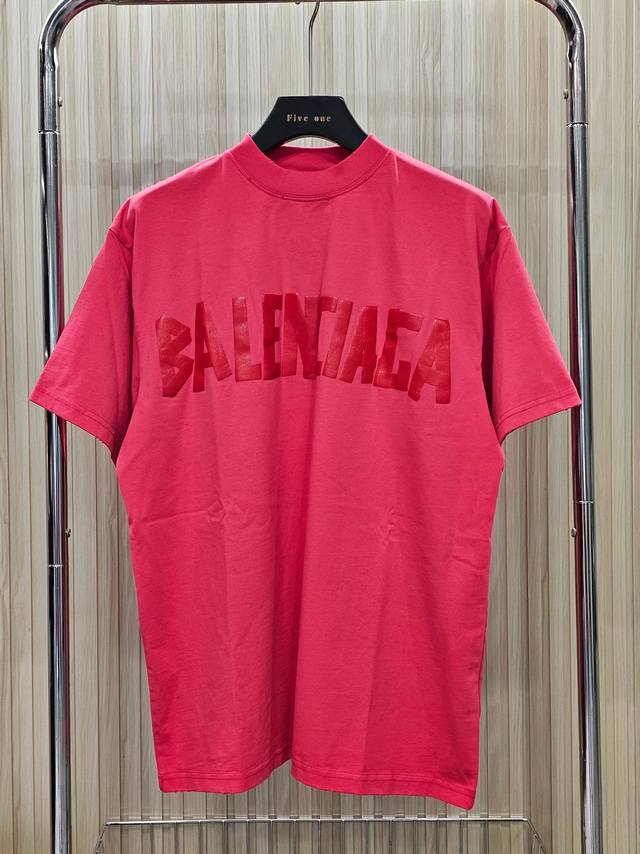 Balenciaga胶带新款 黑色前后字母是银色美纹纸胶带粘贴 面料柔软 宽松版型 男女同款 颜色: 玫红色 码数: Xs S M L 款号:2323#