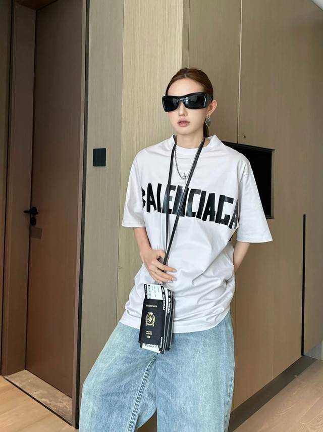 Balenciaga胶带新款 前后字母是黑色美纹纸胶带粘贴 面料柔软 宽松版型 男女同款 颜色:石灰白 码数: Xs S M L 款号:2323#
