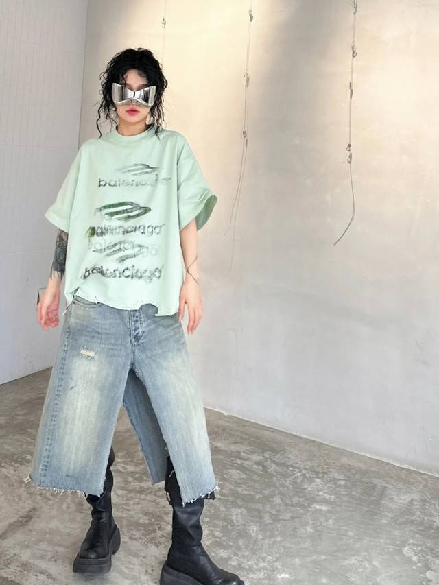 Balenciaga巴黎世家 Ss25 褪色圆领印花短袖T恤 高克重双纱纯棉面料 宽松版型 男女同款 颜色 :黑色 浅绿色 码数: Xs S M L 款号: D